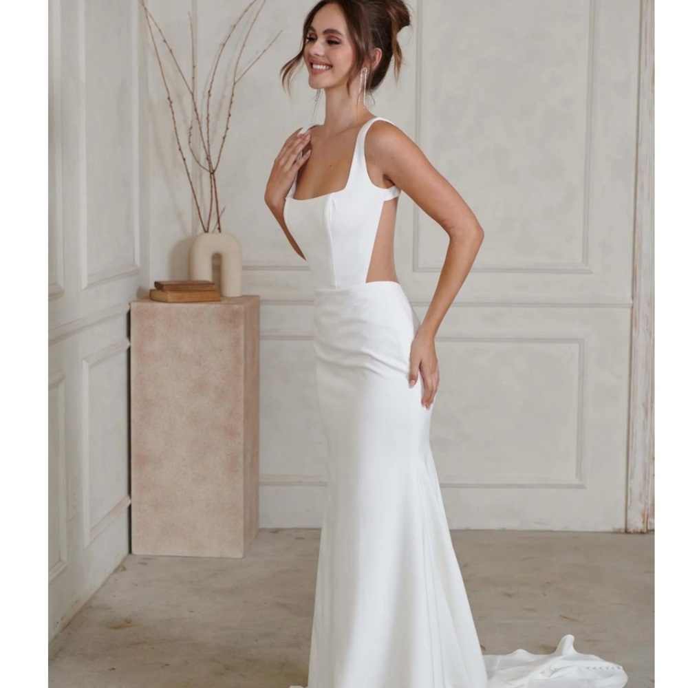 Chic Ivory Bridal Gown with Button Detail - Picture 2 of 12